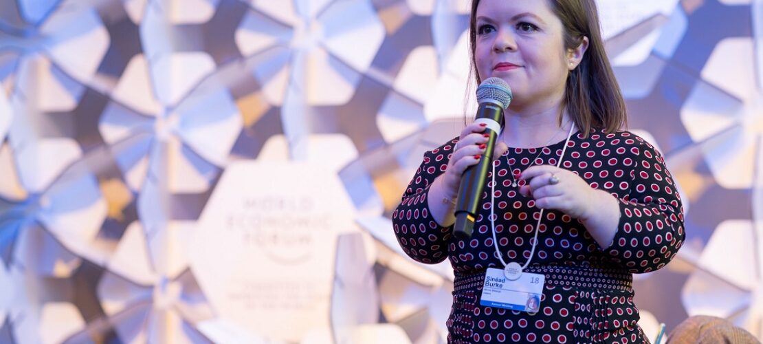 上周，一位特別小的博士姑娘在達(dá)沃斯閃亮勵(lì)志（附雙語視頻+雙語文稿）