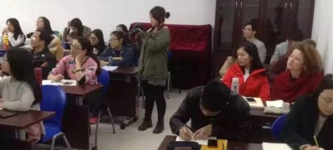 精藝達(dá)翻譯總經(jīng)理韋忠和在廈門大學(xué)外文學(xué)院舉行講座