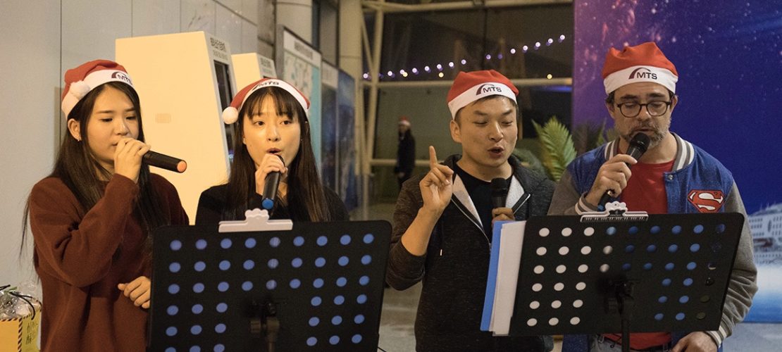 四個語言的《鼓浪嶼之波》，十四個國家的舞者，精藝達人用快閃方式慶祝圣誕活動