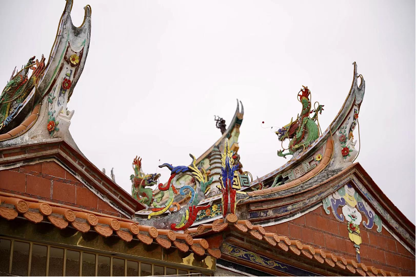 當(dāng)?shù)厮聫R屋頂上五顏六色的裝飾