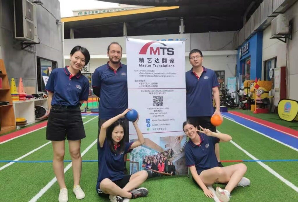 精藝達公司員工David, Anne, Julie, Luz以及我們的朋友Jake賽前熱身