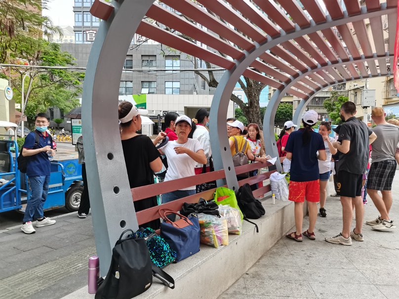 精藝達(dá)團(tuán)隊(duì)和官任志愿者正在等車