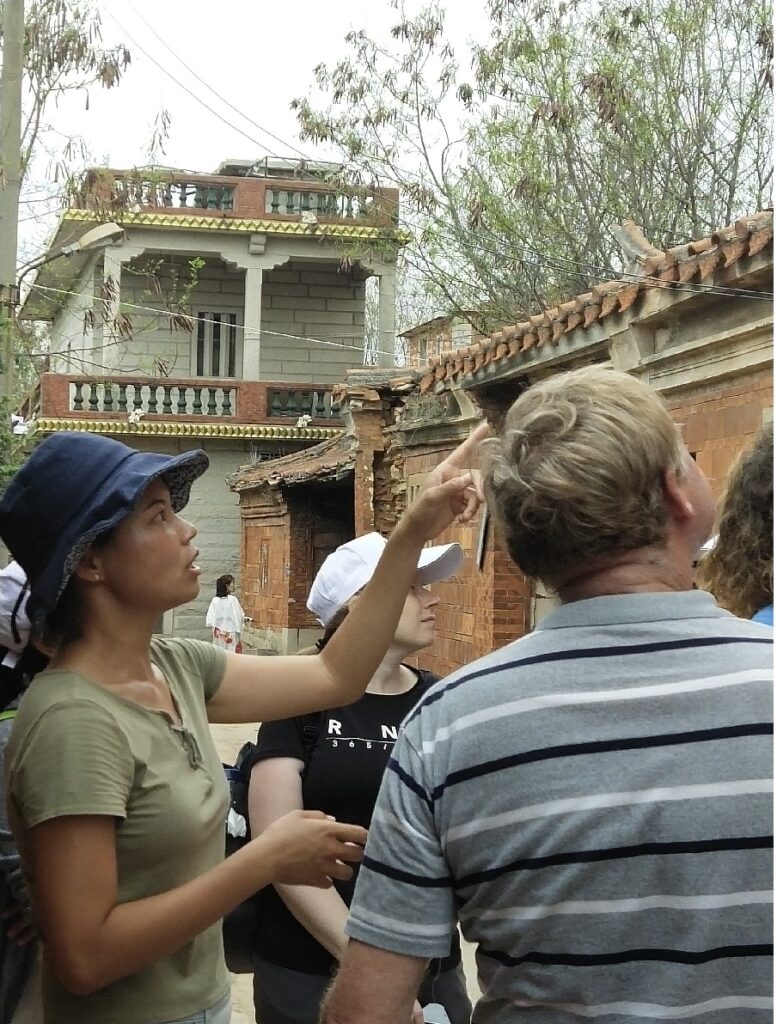 Belinda正在給外國朋友講解古村建筑的奧秘