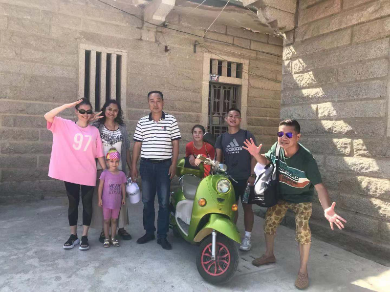 官任社區(qū)志愿者正在玩尋寶游戲