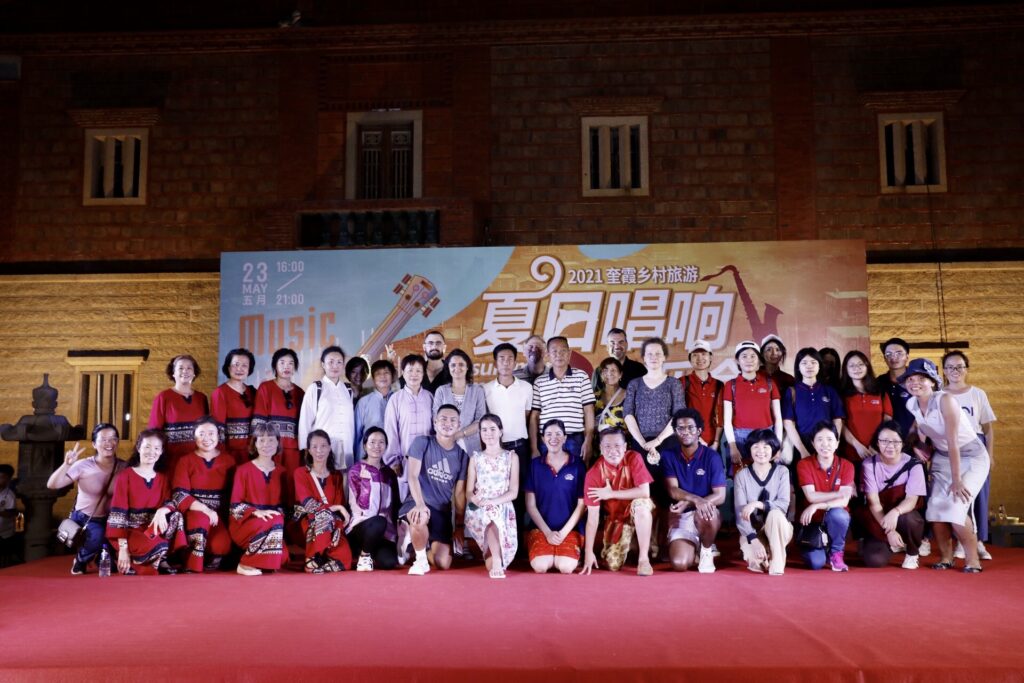 精藝達(dá)團(tuán)隊(duì)、官任社區(qū)One World志愿者合影留念