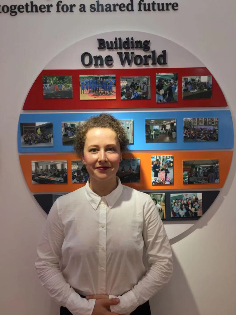 潘淑娜在廈門博愛服務(wù)中心和一個世界項(xiàng)目工作