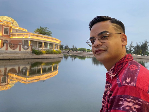 Aziz個(gè)人照片