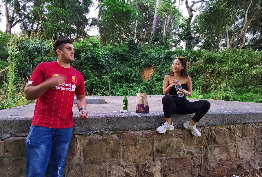 Aziz與朋友在開(kāi)普敦