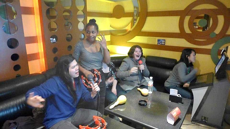 Marytha與朋友們唱歌