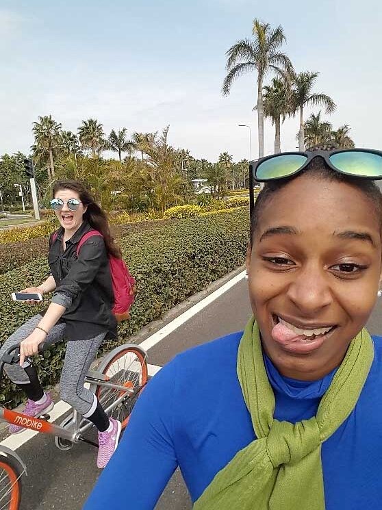 Marytha與朋友一起騎車