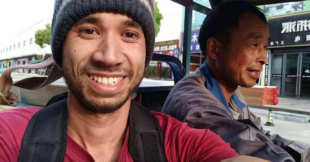 Thara坐著電動(dòng)三輪車