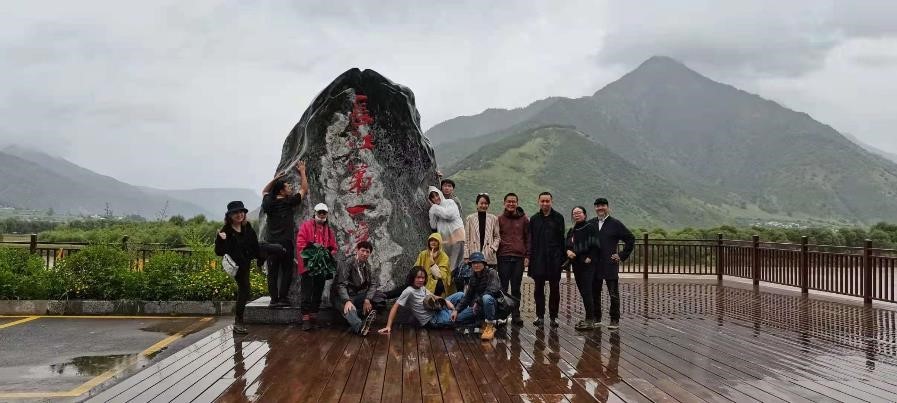 比爾艾奇森在麗江游玩