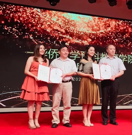 Graduation after one year of studying Chinese at Xiamen Huaqiao University Camila的華僑大學畢業(yè)典禮