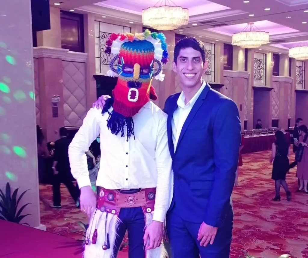 Alonso與厄瓜多爾民間傳說人物Diabluma在中國合影