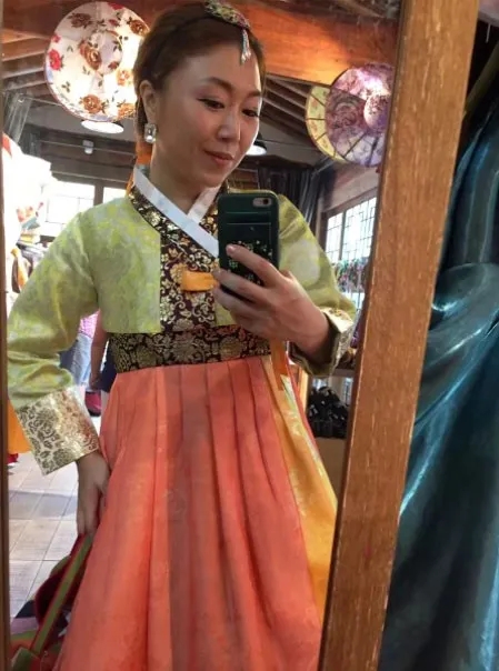 Hanna穿著傳統(tǒng)服飾