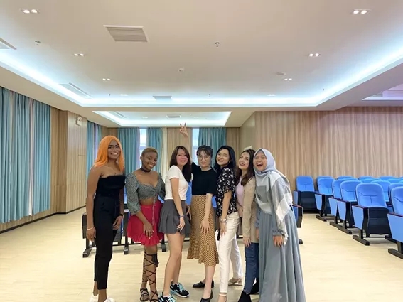 Picture with friends and our first Chinese teacher Camila與同學以及中文老師合影