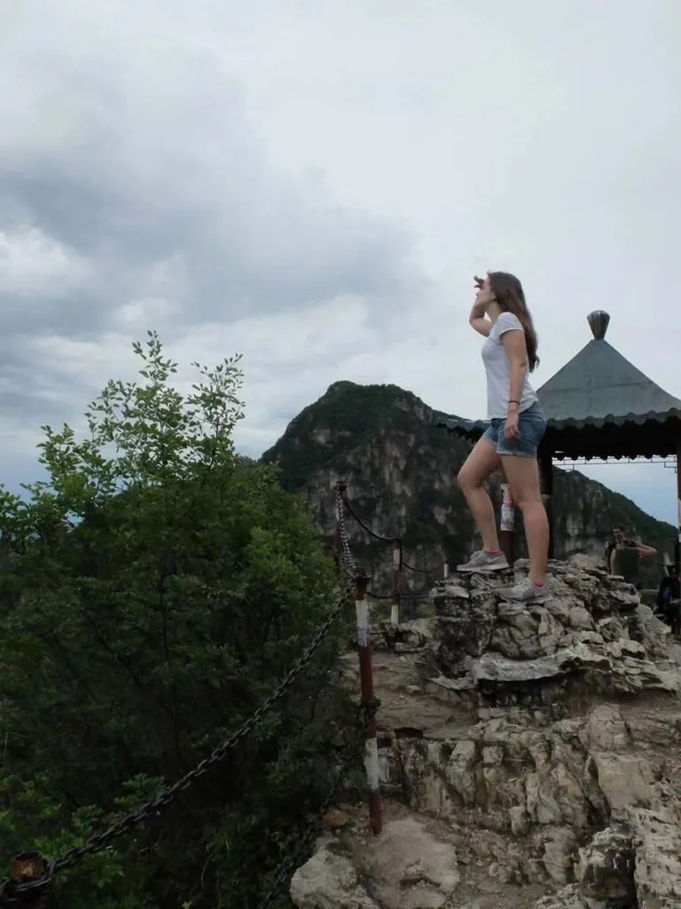 Ana在龍慶峽游玩