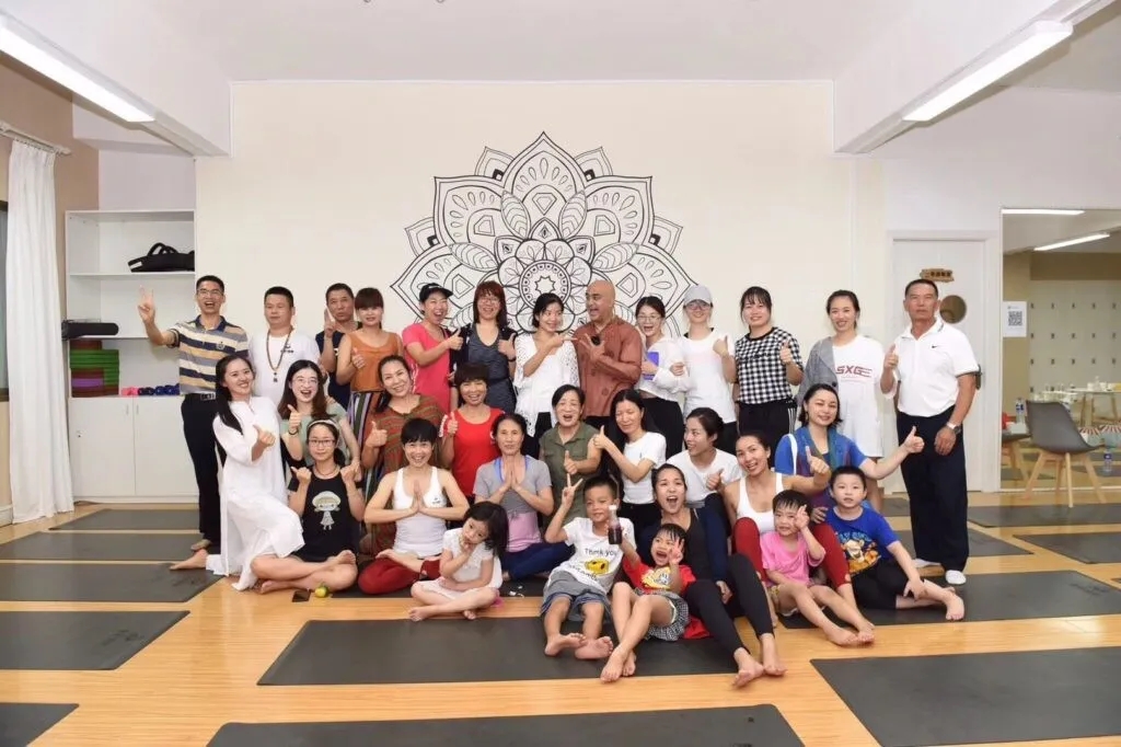 安谷與練習(xí)瑜伽的學(xué)生們