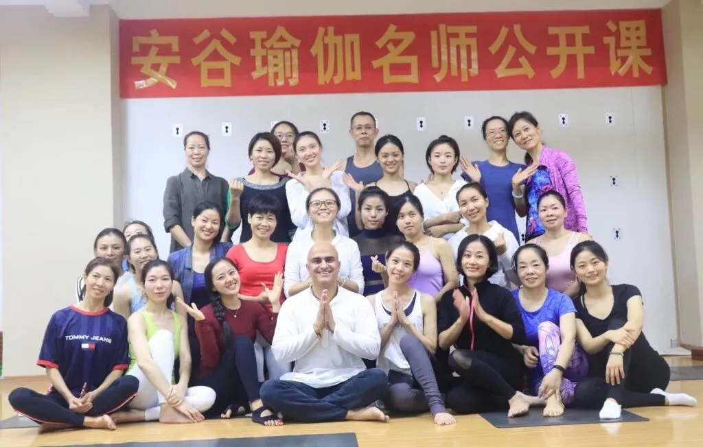 安谷與瑜伽團(tuán)隊(duì)的其他老師們
