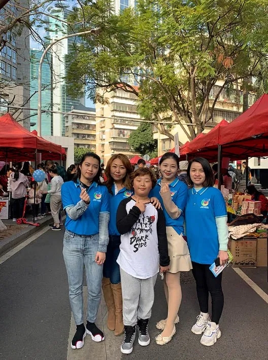 Hanna參加官任社區(qū)志愿者活動