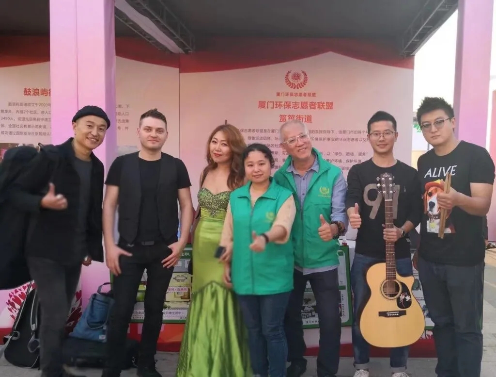 Hanna與樂隊(duì)以及環(huán)保部門志愿者合影