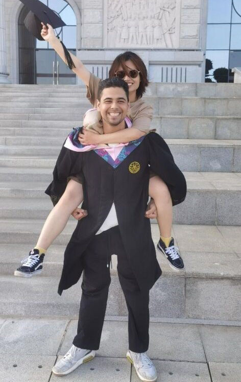 荷馬參加畢業(yè)典禮