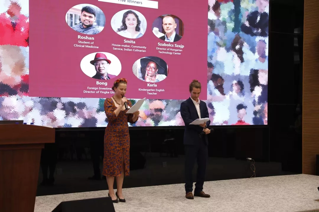 主持人潘淑娜和孔若水介紹本次大賽五位獲獎(jiǎng)?wù)? class=