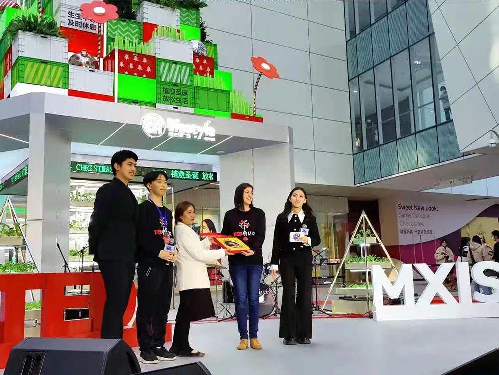 精藝達(dá)代表上臺領(lǐng)獎(jiǎng)