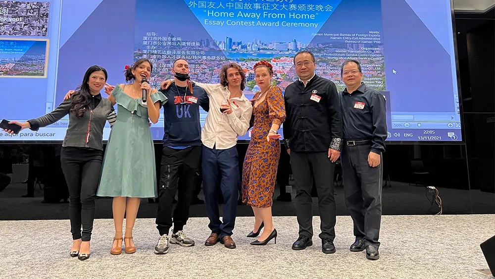 活動主持人與活動組織者合影