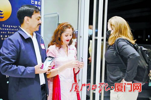 老外在頒獎活動中交流