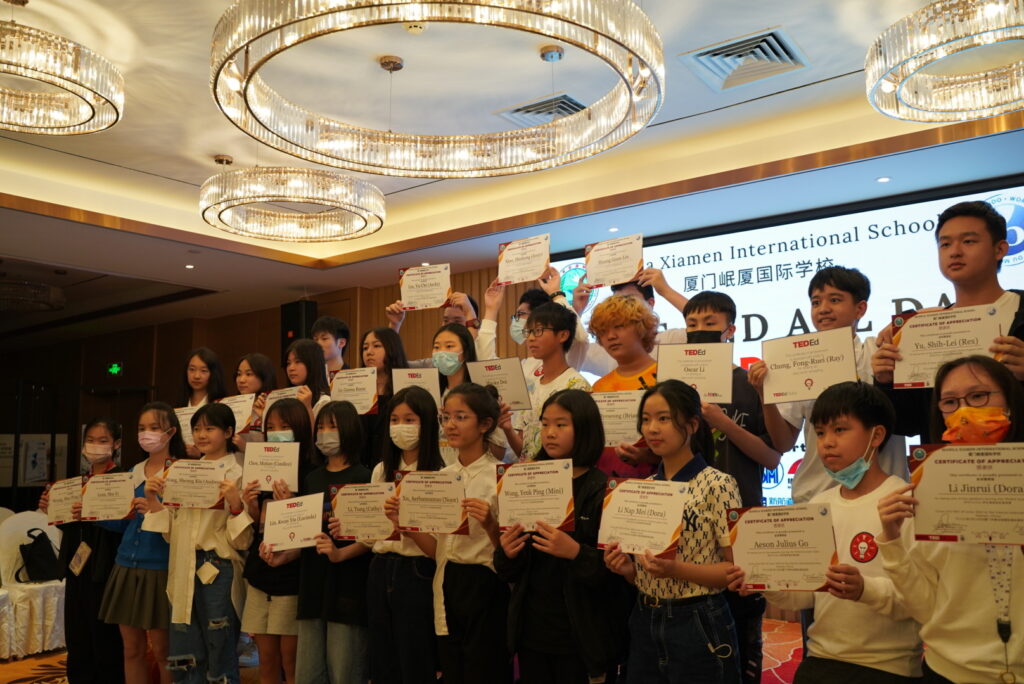 學(xué)生們上臺領(lǐng)獎