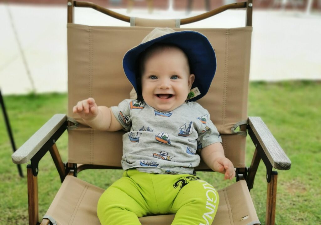 Looking happy and summery in a cafe on Huandao road