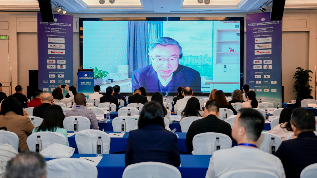 中國(guó)翻譯協(xié)會(huì)常務(wù)副會(huì)長(zhǎng)、中國(guó)外文局原副局長(zhǎng)兼總編輯黃友義開幕式發(fā)言